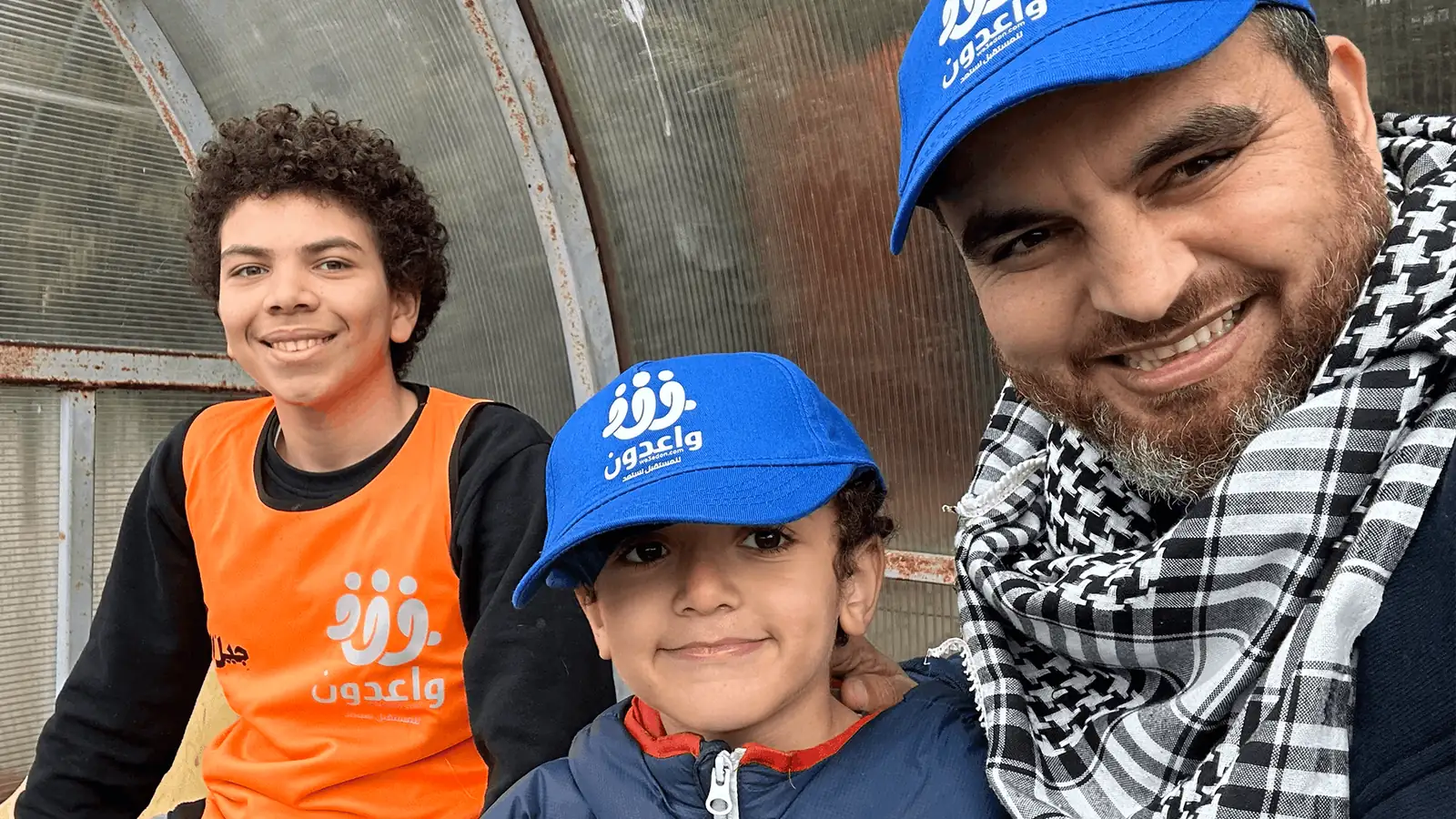 المهندس عماد حجازي مع اثنين من أبناء واعدون