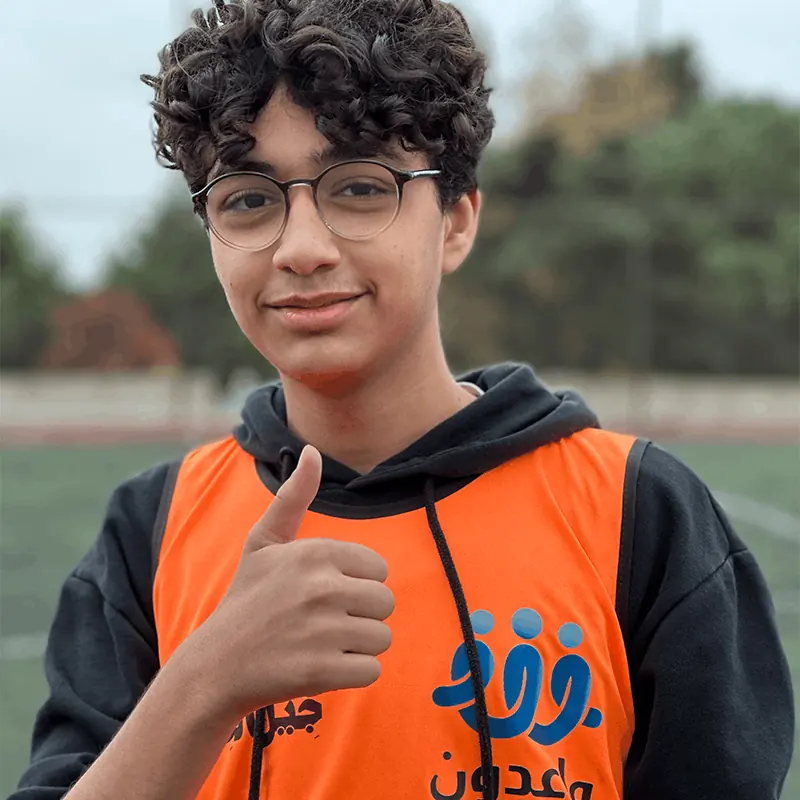 ابن من واعدون يرفع إبهامه مبتسمًا